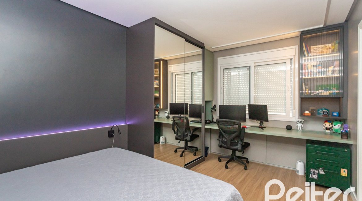 Casa em Condomínio à venda com 154m², 3 dormitórios, 3 suítes, 2 vagas, no bairro Vila Assunção em Porto Alegre