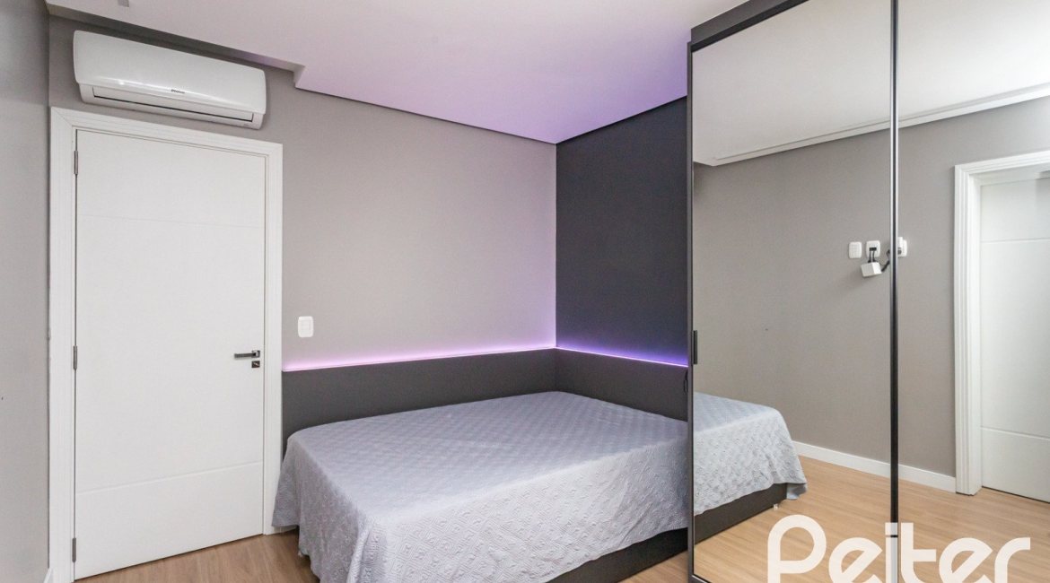 Casa em Condomínio à venda com 154m², 3 dormitórios, 3 suítes, 2 vagas, no bairro Vila Assunção em Porto Alegre