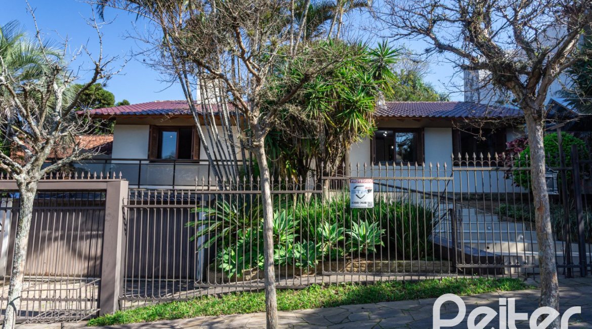 Casa à venda com 265m², 3 dormitórios, 1 suíte, 2 vagas, no bairro Vila Assunção em Porto Alegre