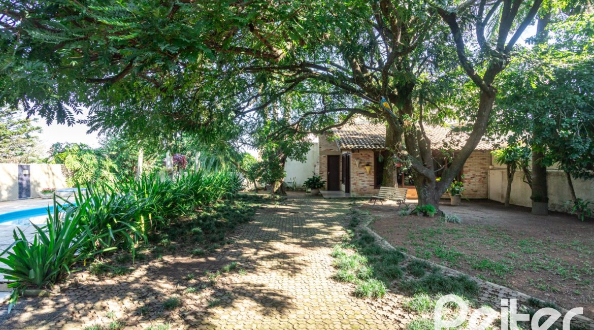 Casa à venda com 265m², 3 dormitórios, 1 suíte, 2 vagas, no bairro Vila Assunção em Porto Alegre