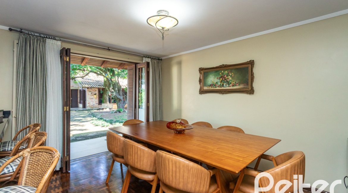 Casa à venda com 265m², 3 dormitórios, 1 suíte, 2 vagas, no bairro Vila Assunção em Porto Alegre