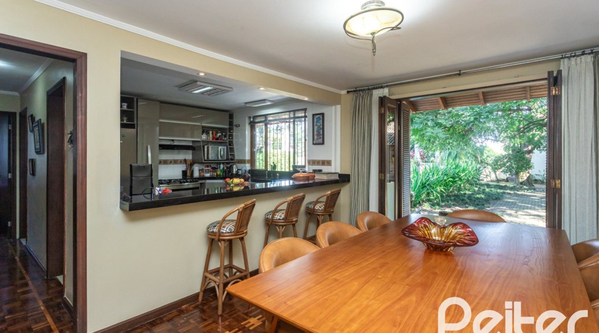 Casa à venda com 265m², 3 dormitórios, 1 suíte, 2 vagas, no bairro Vila Assunção em Porto Alegre