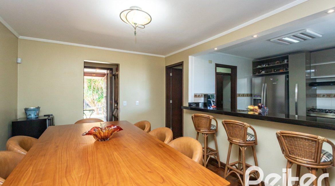 Casa à venda com 265m², 3 dormitórios, 1 suíte, 2 vagas, no bairro Vila Assunção em Porto Alegre