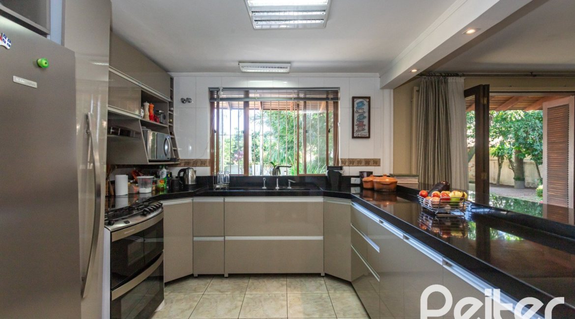 Casa à venda com 265m², 3 dormitórios, 1 suíte, 2 vagas, no bairro Vila Assunção em Porto Alegre