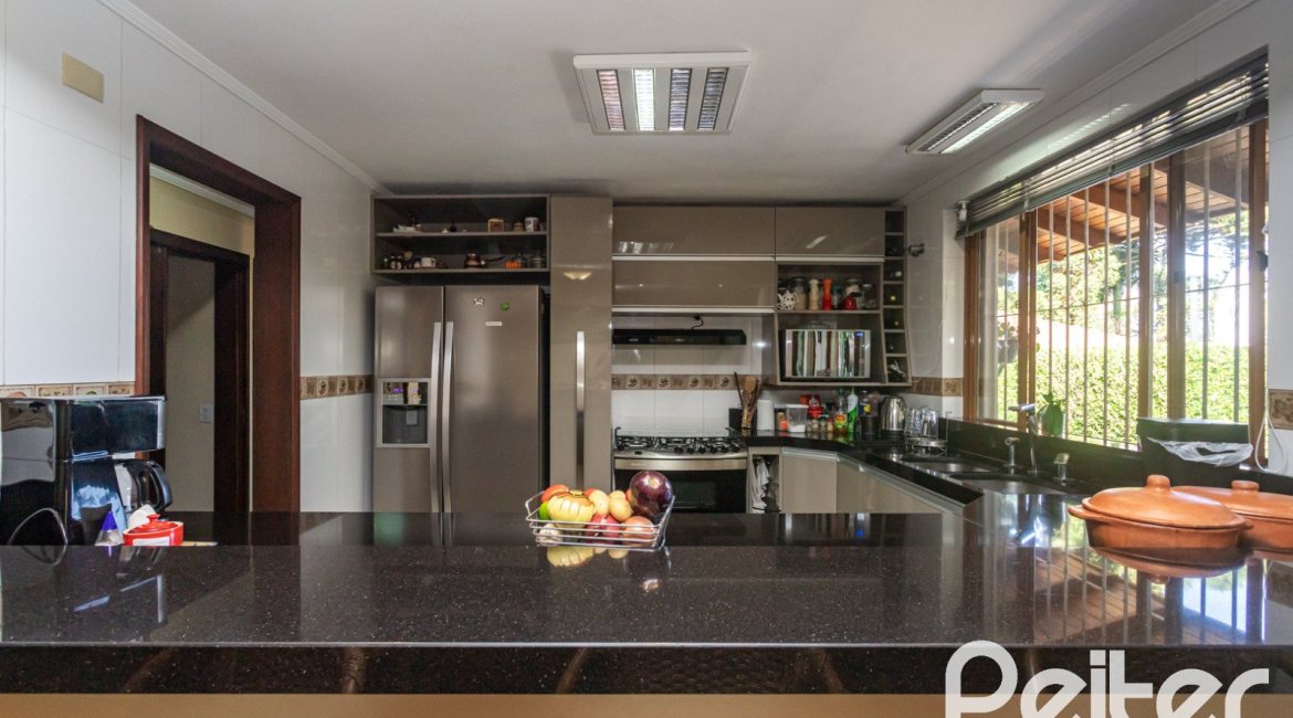Casa à venda com 265m², 3 dormitórios, 1 suíte, 2 vagas, no bairro Vila Assunção em Porto Alegre