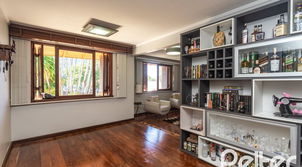 Casa à venda com 265m², 3 dormitórios, 1 suíte, 2 vagas, no bairro Vila Assunção em Porto Alegre