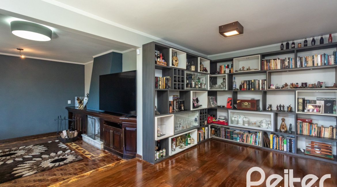 Casa à venda com 265m², 3 dormitórios, 1 suíte, 2 vagas, no bairro Vila Assunção em Porto Alegre
