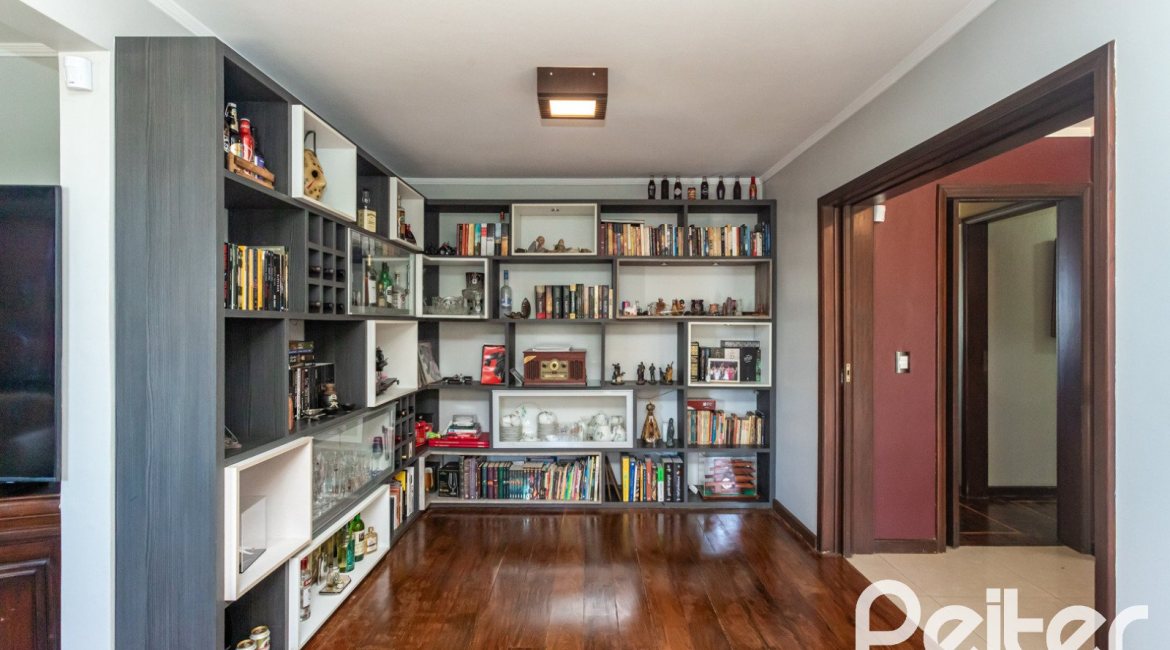 Casa à venda com 265m², 3 dormitórios, 1 suíte, 2 vagas, no bairro Vila Assunção em Porto Alegre