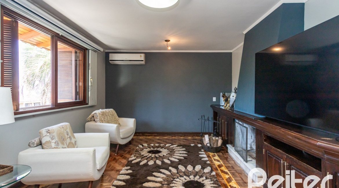 Casa à venda com 265m², 3 dormitórios, 1 suíte, 2 vagas, no bairro Vila Assunção em Porto Alegre