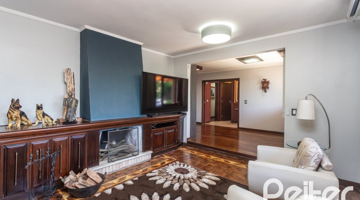 Casa à venda com 265m², 3 dormitórios, 1 suíte, 2 vagas, no bairro Vila Assunção em Porto Alegre