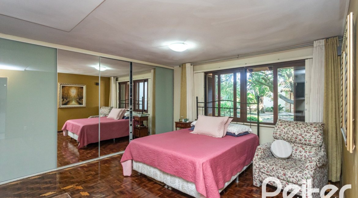 Casa à venda com 265m², 3 dormitórios, 1 suíte, 2 vagas, no bairro Vila Assunção em Porto Alegre
