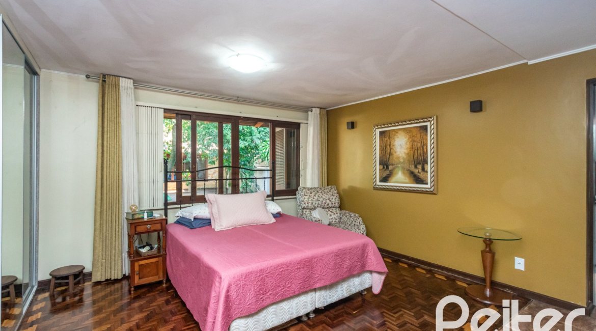 Casa à venda com 265m², 3 dormitórios, 1 suíte, 2 vagas, no bairro Vila Assunção em Porto Alegre
