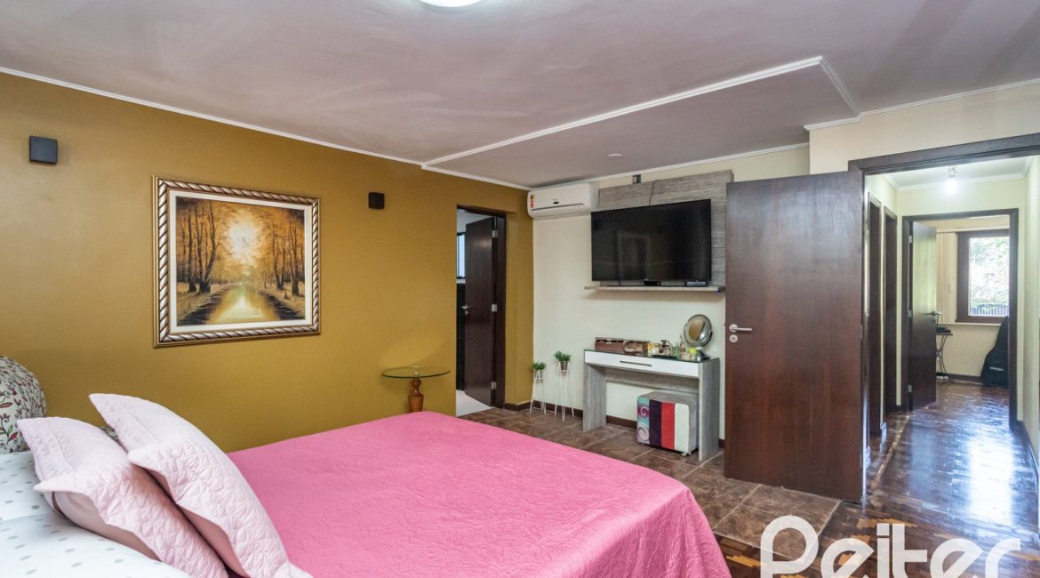 Casa à venda com 265m², 3 dormitórios, 1 suíte, 2 vagas, no bairro Vila Assunção em Porto Alegre
