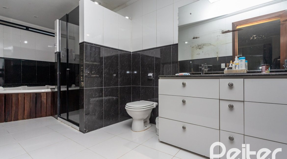 Casa à venda com 265m², 3 dormitórios, 1 suíte, 2 vagas, no bairro Vila Assunção em Porto Alegre