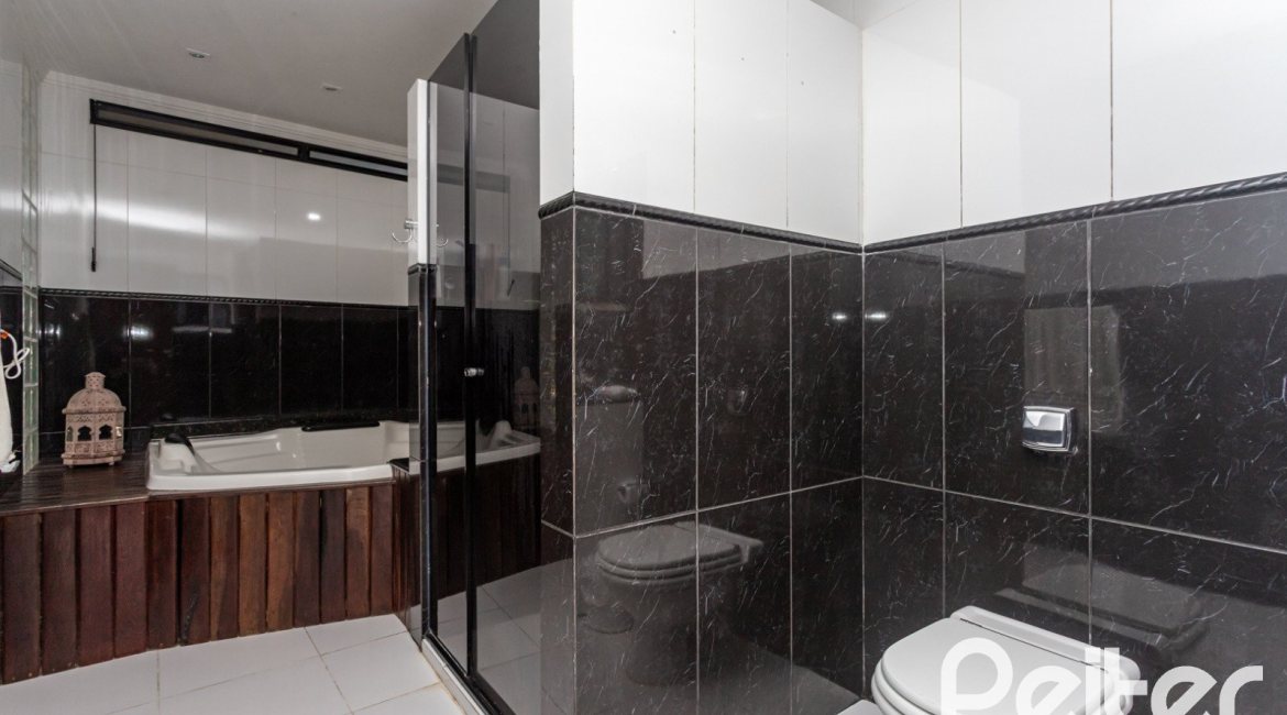 Casa à venda com 265m², 3 dormitórios, 1 suíte, 2 vagas, no bairro Vila Assunção em Porto Alegre