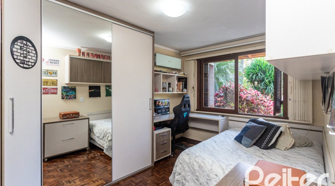 Casa à venda com 265m², 3 dormitórios, 1 suíte, 2 vagas, no bairro Vila Assunção em Porto Alegre