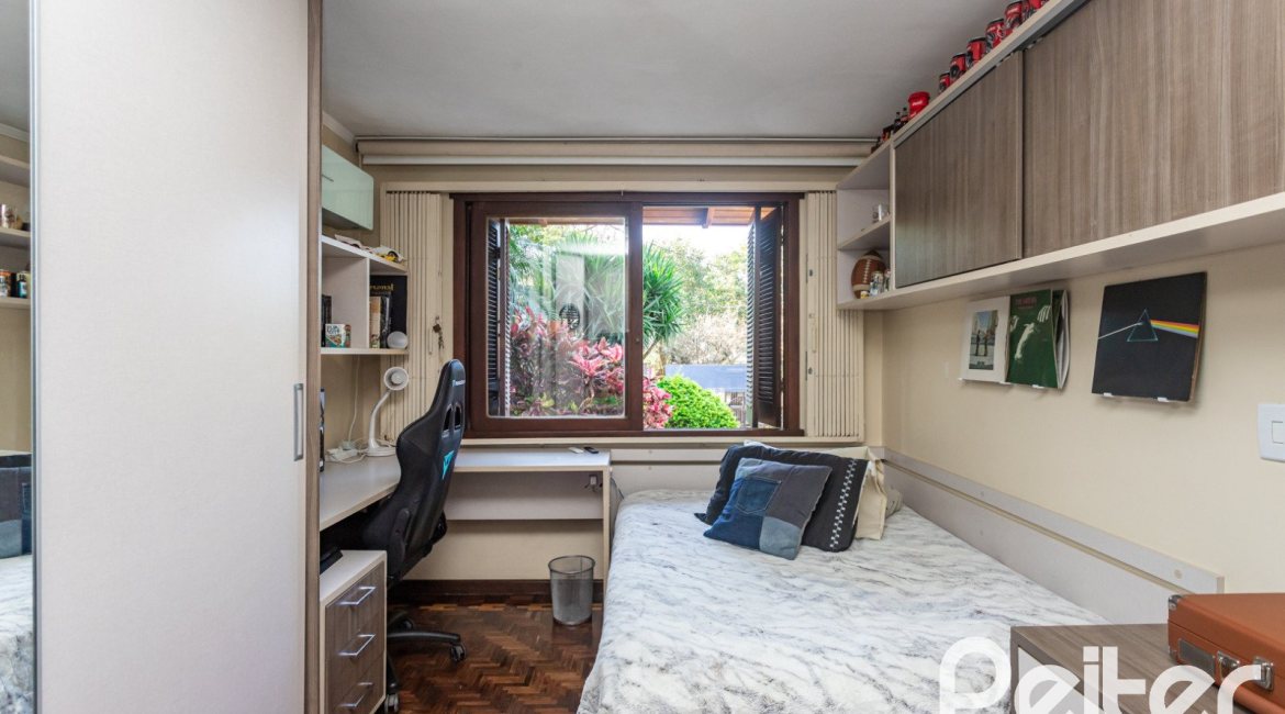 Casa à venda com 265m², 3 dormitórios, 1 suíte, 2 vagas, no bairro Vila Assunção em Porto Alegre