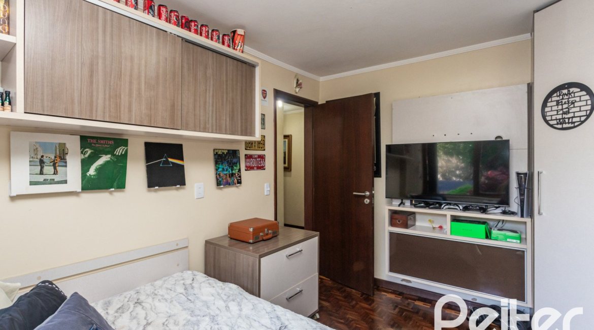 Casa à venda com 265m², 3 dormitórios, 1 suíte, 2 vagas, no bairro Vila Assunção em Porto Alegre