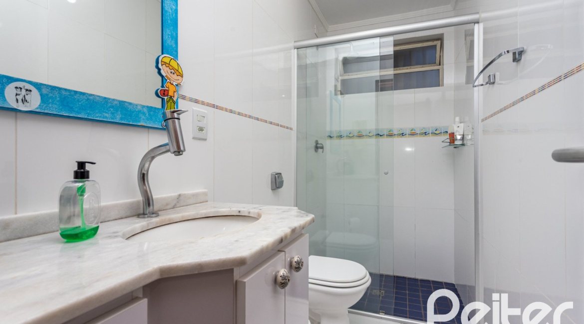 Casa à venda com 265m², 3 dormitórios, 1 suíte, 2 vagas, no bairro Vila Assunção em Porto Alegre