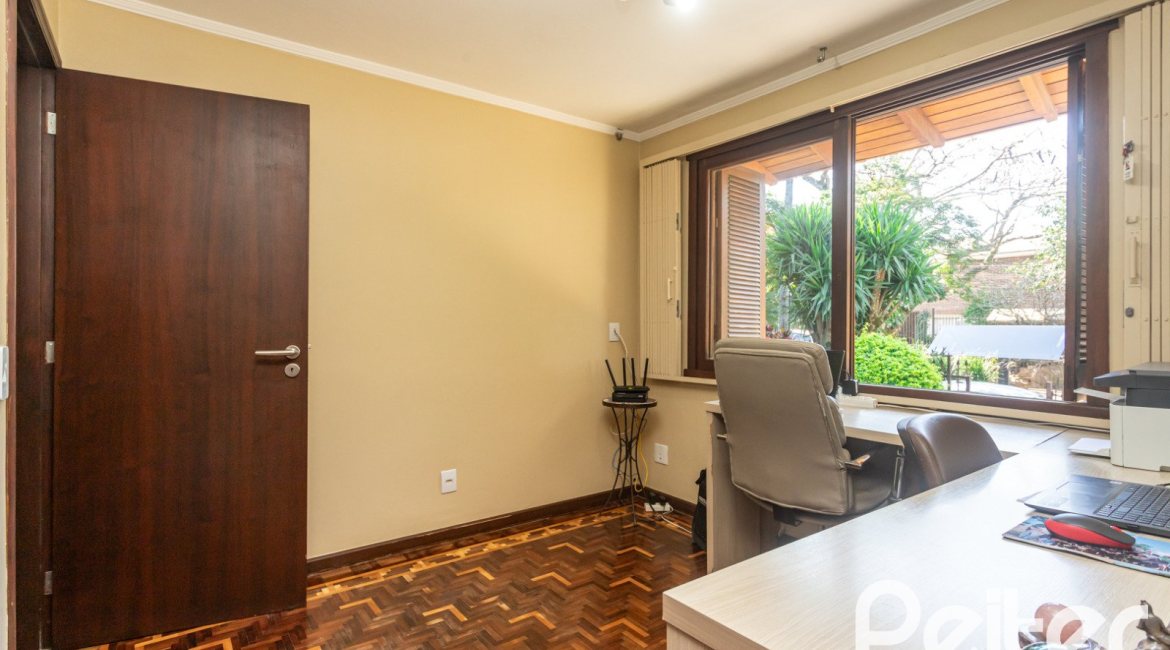 Casa à venda com 265m², 3 dormitórios, 1 suíte, 2 vagas, no bairro Vila Assunção em Porto Alegre