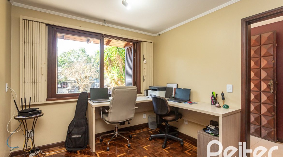 Casa à venda com 265m², 3 dormitórios, 1 suíte, 2 vagas, no bairro Vila Assunção em Porto Alegre