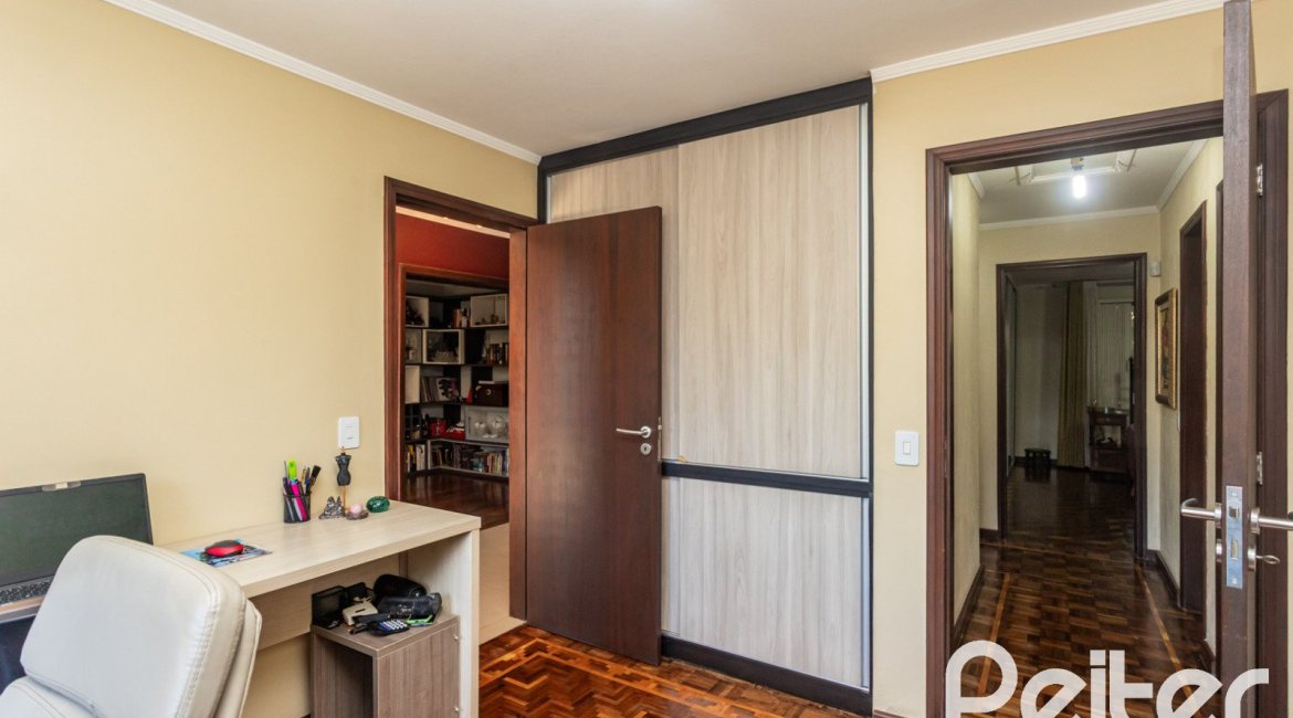 Casa à venda com 265m², 3 dormitórios, 1 suíte, 2 vagas, no bairro Vila Assunção em Porto Alegre
