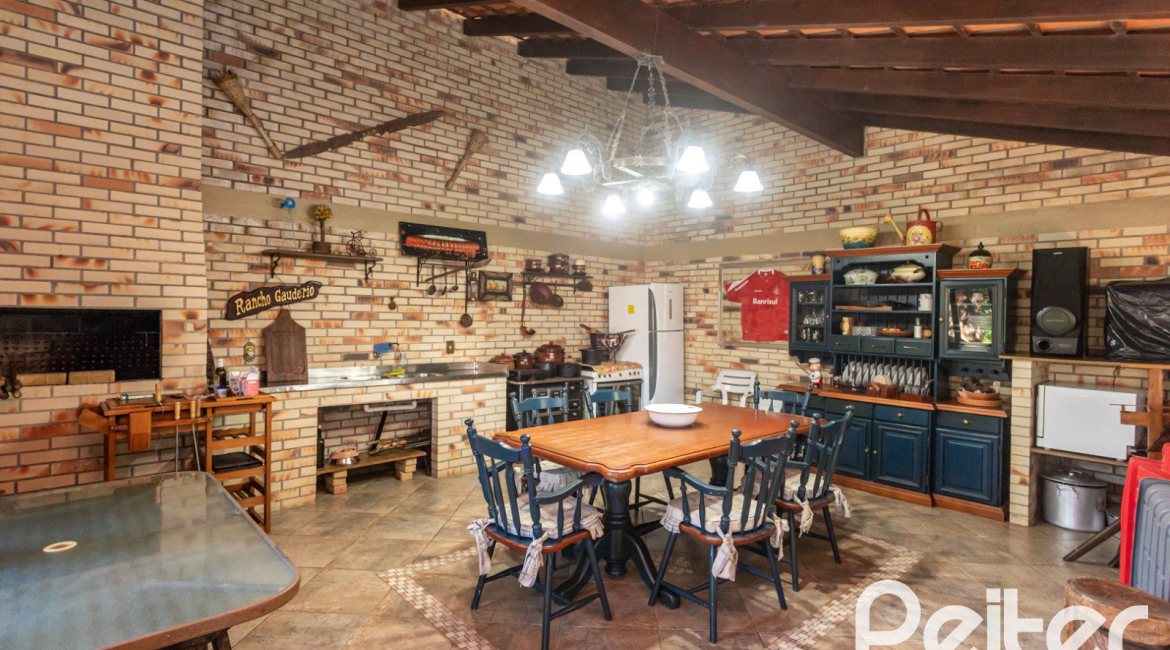 Casa à venda com 265m², 3 dormitórios, 1 suíte, 2 vagas, no bairro Vila Assunção em Porto Alegre