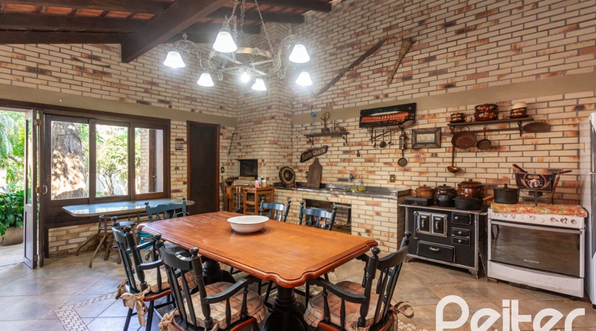 Casa à venda com 265m², 3 dormitórios, 1 suíte, 2 vagas, no bairro Vila Assunção em Porto Alegre