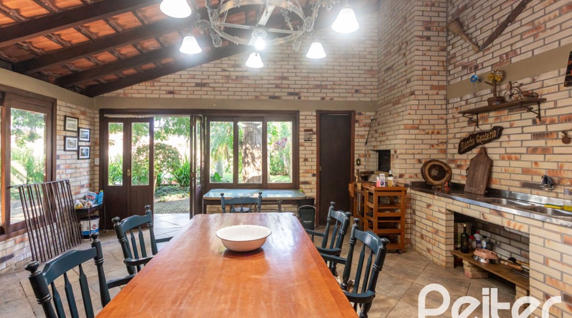Casa à venda com 265m², 3 dormitórios, 1 suíte, 2 vagas, no bairro Vila Assunção em Porto Alegre