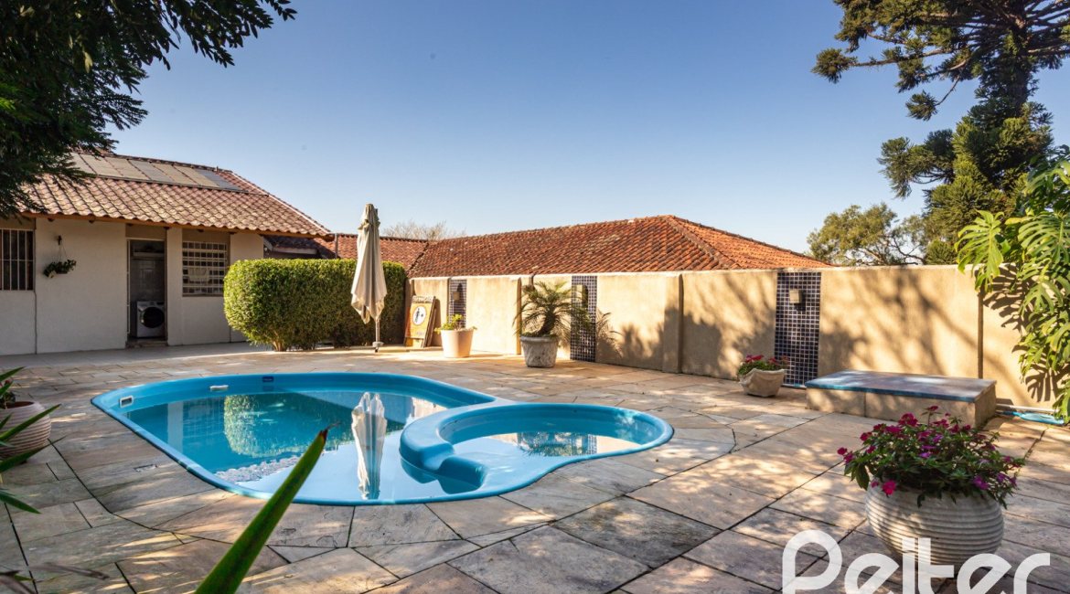 Casa à venda com 265m², 3 dormitórios, 1 suíte, 2 vagas, no bairro Vila Assunção em Porto Alegre