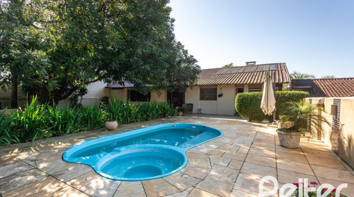 Casa à venda com 265m², 3 dormitórios, 1 suíte, 2 vagas, no bairro Vila Assunção em Porto Alegre