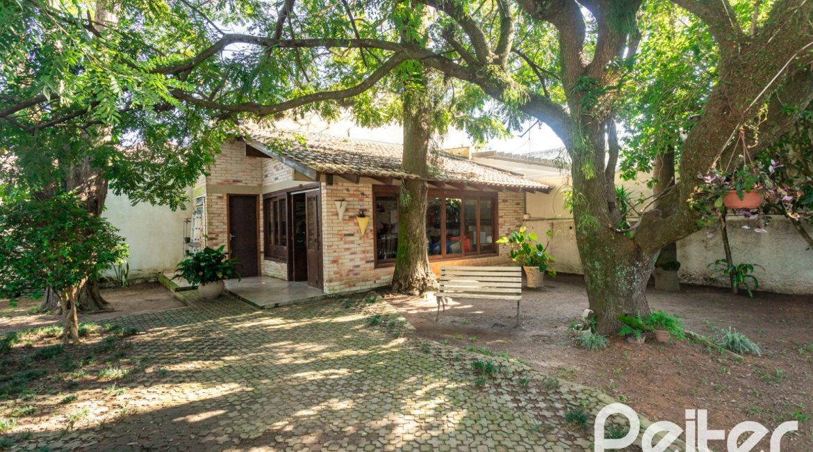 Casa à venda com 265m², 3 dormitórios, 1 suíte, 2 vagas, no bairro Vila Assunção em Porto Alegre
