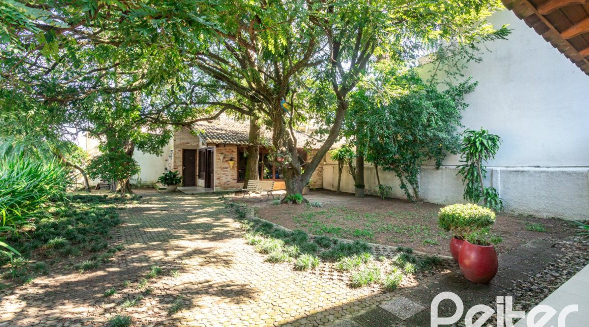 Casa à venda com 265m², 3 dormitórios, 1 suíte, 2 vagas, no bairro Vila Assunção em Porto Alegre