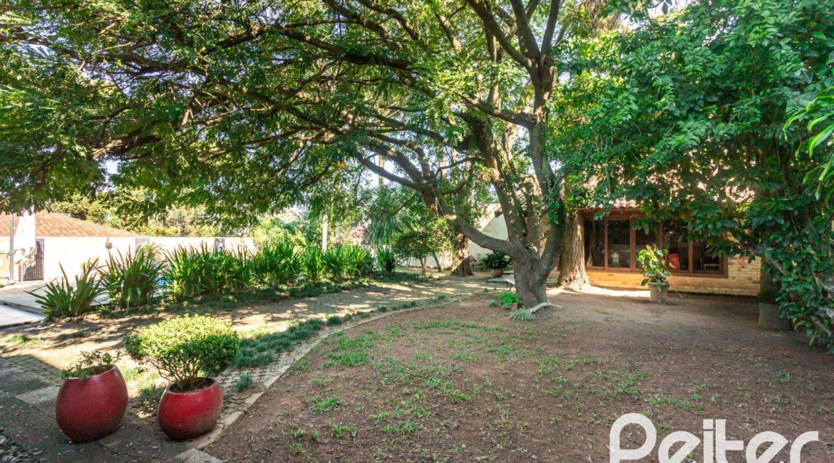 Casa à venda com 265m², 3 dormitórios, 1 suíte, 2 vagas, no bairro Vila Assunção em Porto Alegre