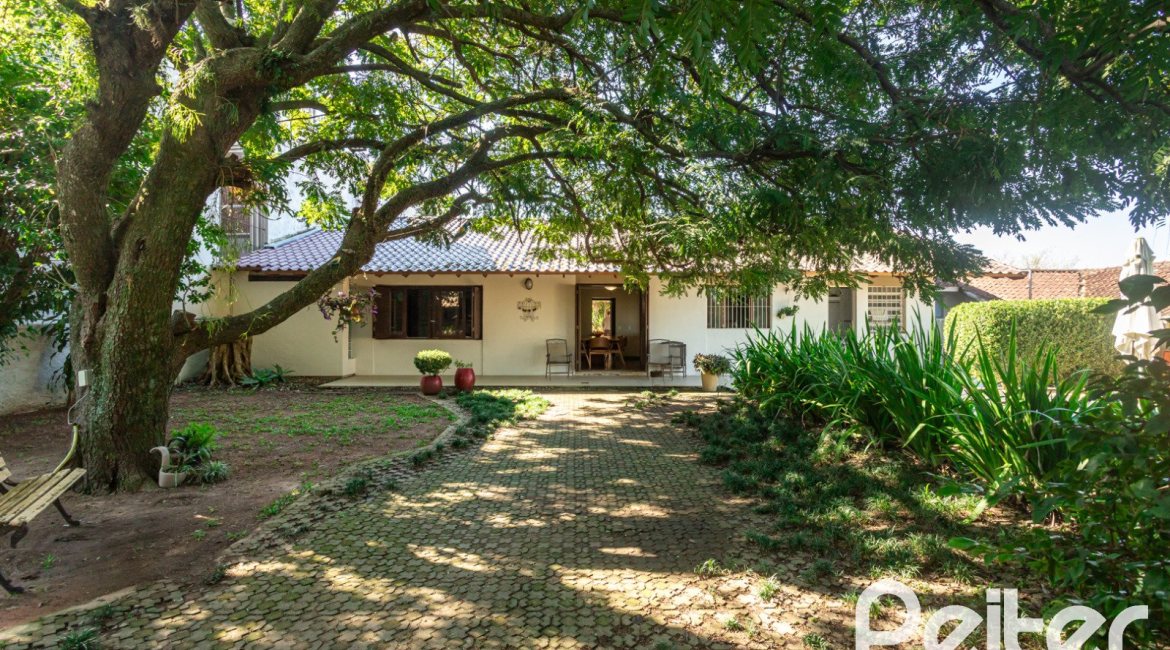 Casa à venda com 265m², 3 dormitórios, 1 suíte, 2 vagas, no bairro Vila Assunção em Porto Alegre