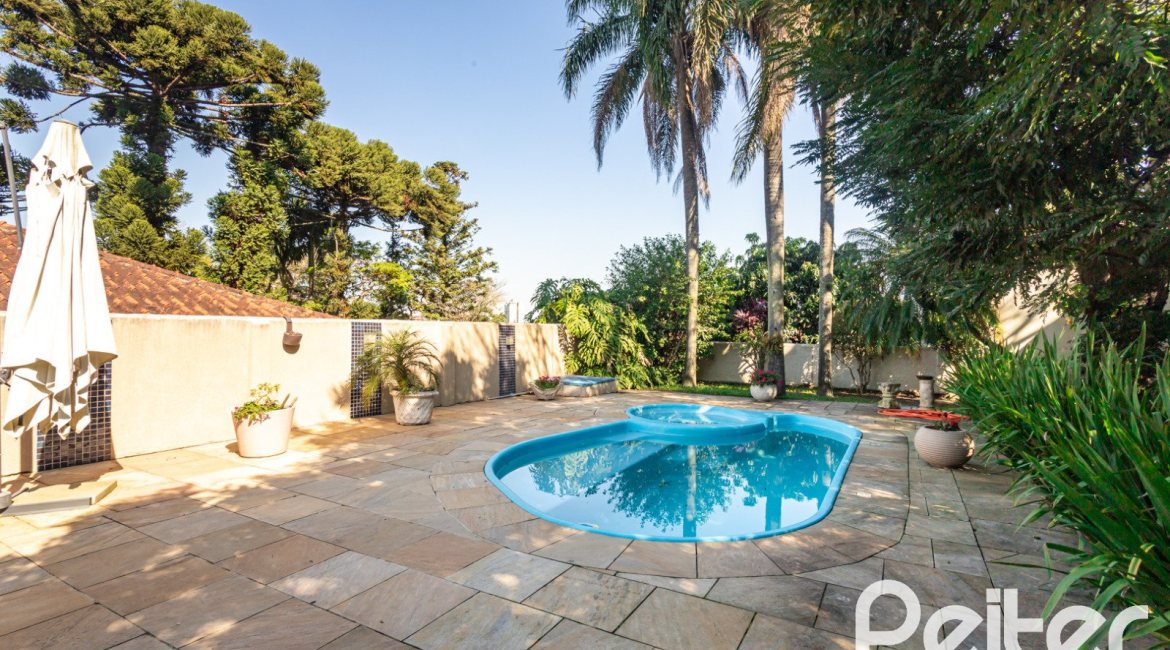 Casa à venda com 265m², 3 dormitórios, 1 suíte, 2 vagas, no bairro Vila Assunção em Porto Alegre