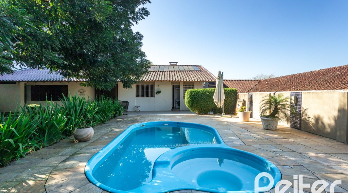 Casa à venda com 265m², 3 dormitórios, 1 suíte, 2 vagas, no bairro Vila Assunção em Porto Alegre