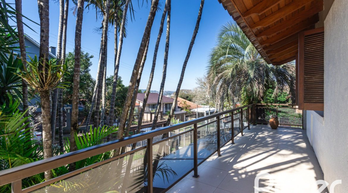 Casa à venda com 265m², 3 dormitórios, 1 suíte, 2 vagas, no bairro Vila Assunção em Porto Alegre
