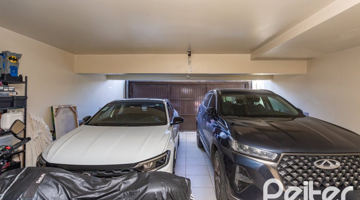 Casa à venda com 265m², 3 dormitórios, 1 suíte, 2 vagas, no bairro Vila Assunção em Porto Alegre