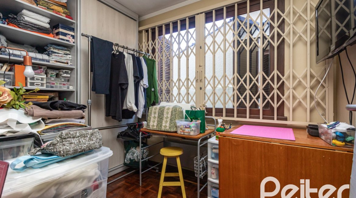 Casa à venda com 265m², 3 dormitórios, 1 suíte, 2 vagas, no bairro Vila Assunção em Porto Alegre