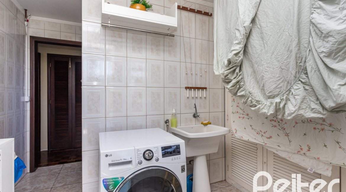 Casa à venda com 265m², 3 dormitórios, 1 suíte, 2 vagas, no bairro Vila Assunção em Porto Alegre