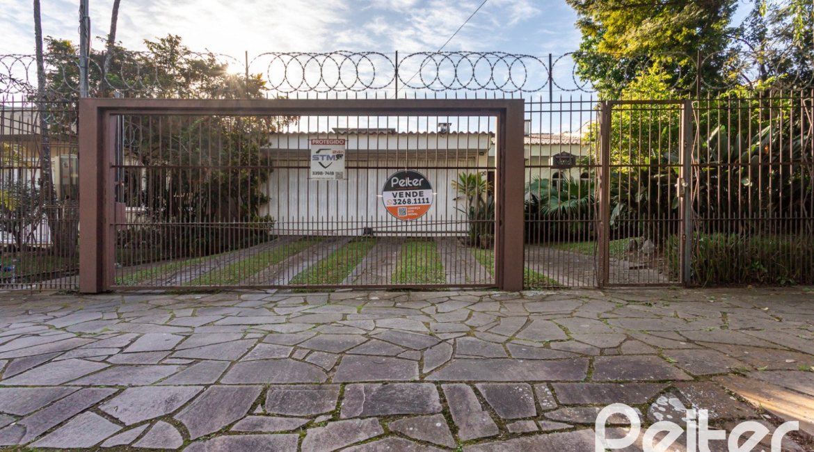 Casa em Condomínio à venda com 323m², 5 dormitórios, 1 suíte, 4 vagas, no bairro Tristeza em Porto Alegre
