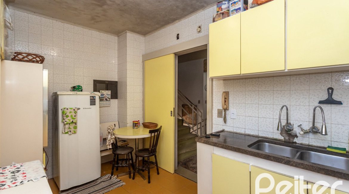 Casa em Condomínio à venda com 323m², 5 dormitórios, 1 suíte, 4 vagas, no bairro Tristeza em Porto Alegre