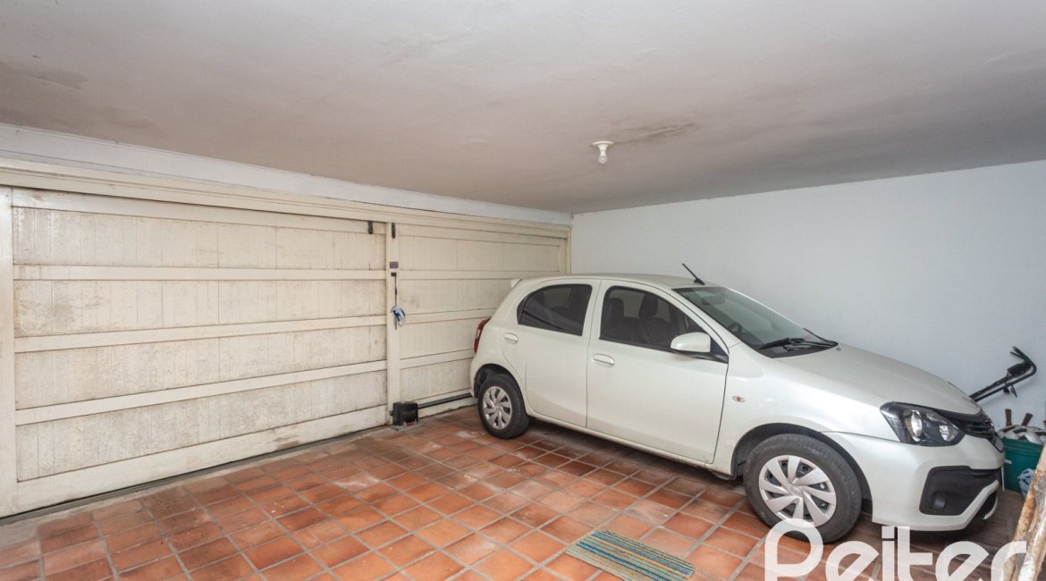 Casa em Condomínio à venda com 323m², 5 dormitórios, 1 suíte, 4 vagas, no bairro Tristeza em Porto Alegre