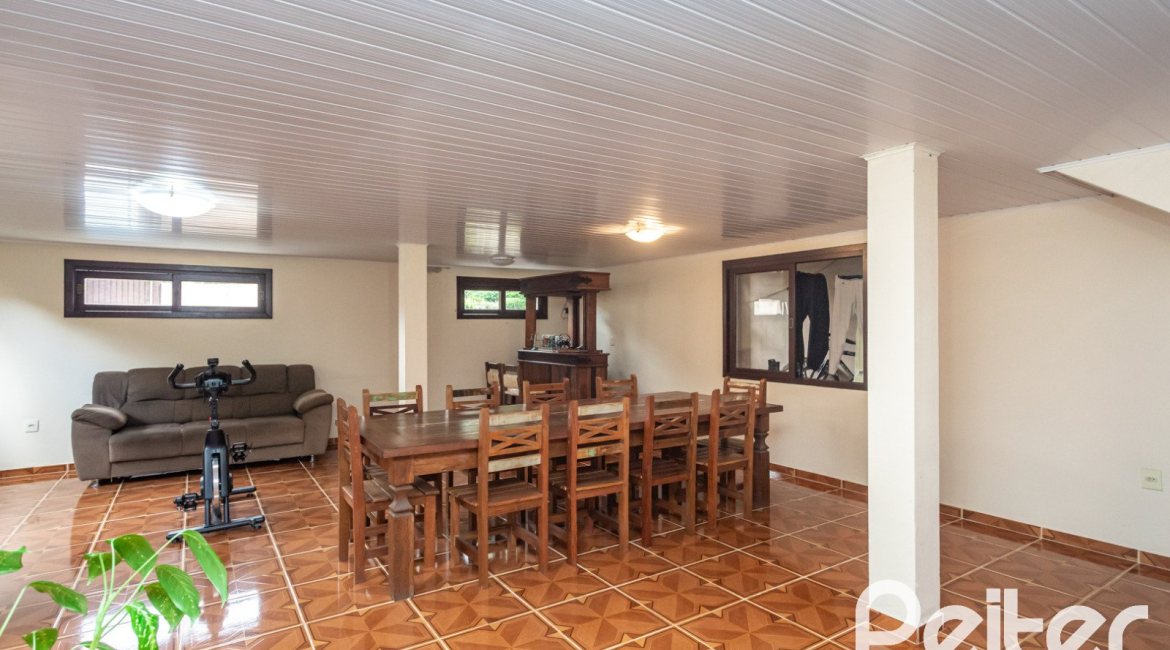 Casa à venda com 338m², 4 dormitórios, 1 suíte, 2 vagas, no bairro Vila Conceição em Porto Alegre