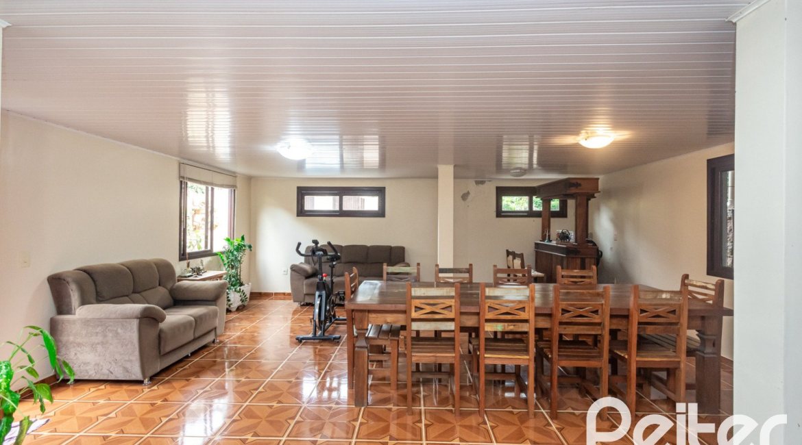 Casa à venda com 338m², 4 dormitórios, 1 suíte, 2 vagas, no bairro Vila Conceição em Porto Alegre