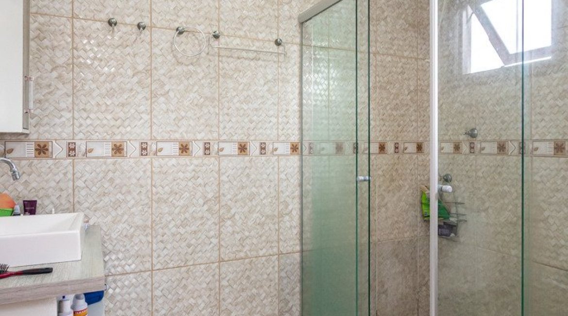Casa à venda com 338m², 4 dormitórios, 1 suíte, 2 vagas, no bairro Vila Conceição em Porto Alegre