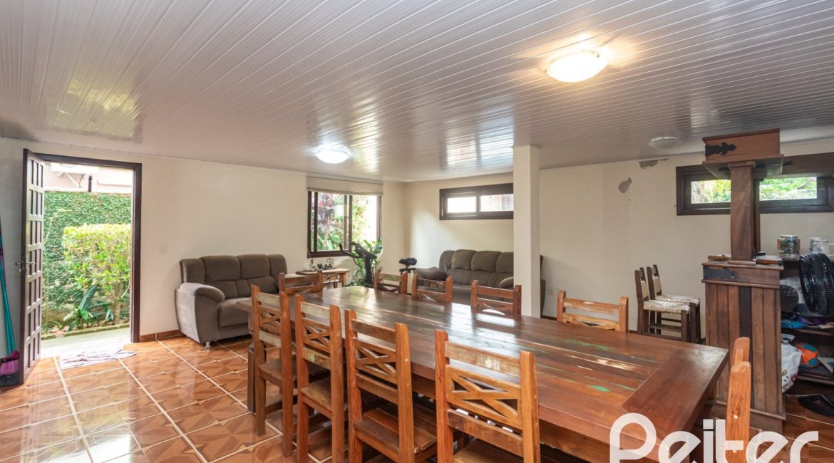 Casa à venda com 338m², 4 dormitórios, 1 suíte, 2 vagas, no bairro Vila Conceição em Porto Alegre