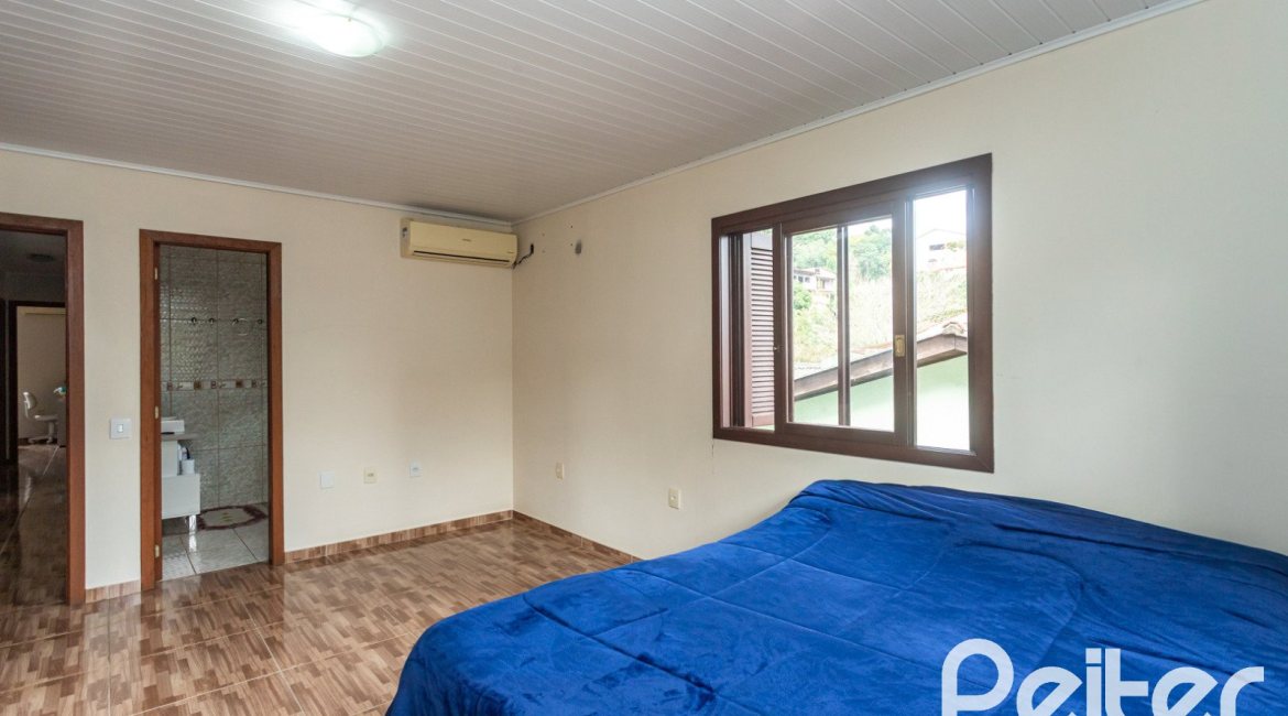 Casa à venda com 338m², 4 dormitórios, 1 suíte, 2 vagas, no bairro Vila Conceição em Porto Alegre