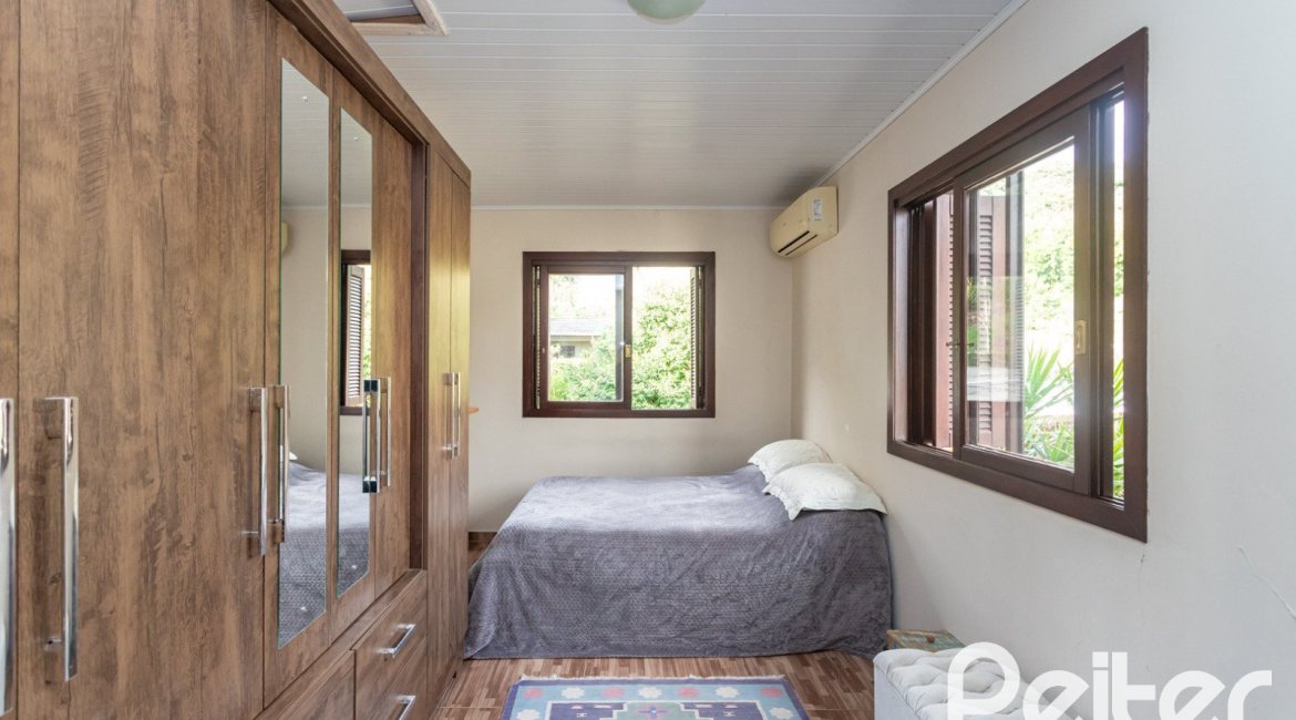 Casa à venda com 338m², 4 dormitórios, 1 suíte, 2 vagas, no bairro Vila Conceição em Porto Alegre